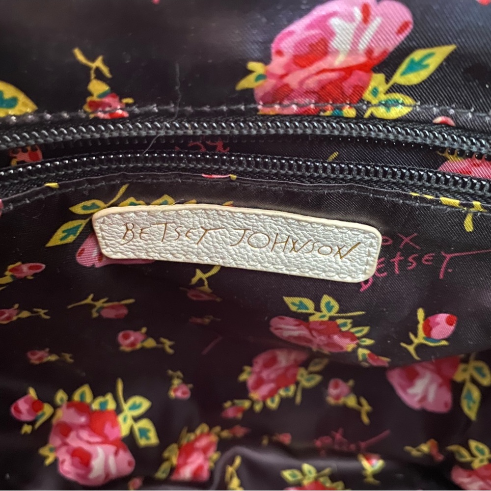 Betsey Johnson straw with white floral bow handbag - Picture 4 of 16